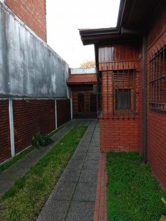 Amplio Chalet colonial en venta Quilmes Oeste 3 habitaciones