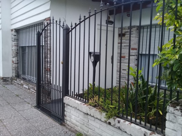 CHALET 3 AMBIENTES GARAGE PASANTE JARDIN Y PARRILLA