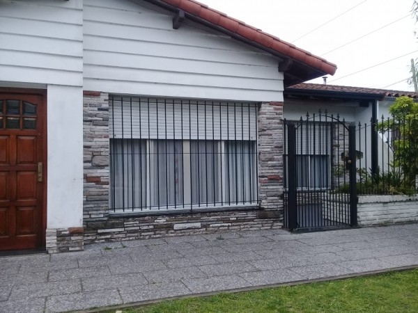 CHALET 3 AMBIENTES GARAGE PASANTE JARDIN Y PARRILLA