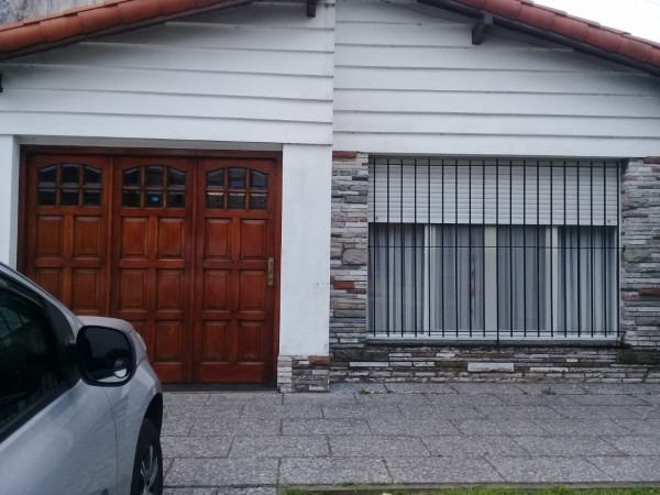 CHALET 3 AMBIENTES GARAGE PASANTE JARDIN Y PARRILLA