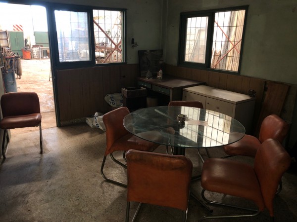 Amplio Galpon sobre calle Necochea