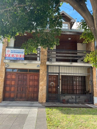 VENTA | CASA TIPO CHALET 4 AMBIENTES CON GARAGE TERRAZA PATIO y ALTILLO