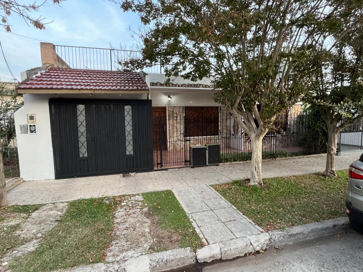 CASA 3 AMBIENTES c/ COCHERA, PATIO y TERRAZA