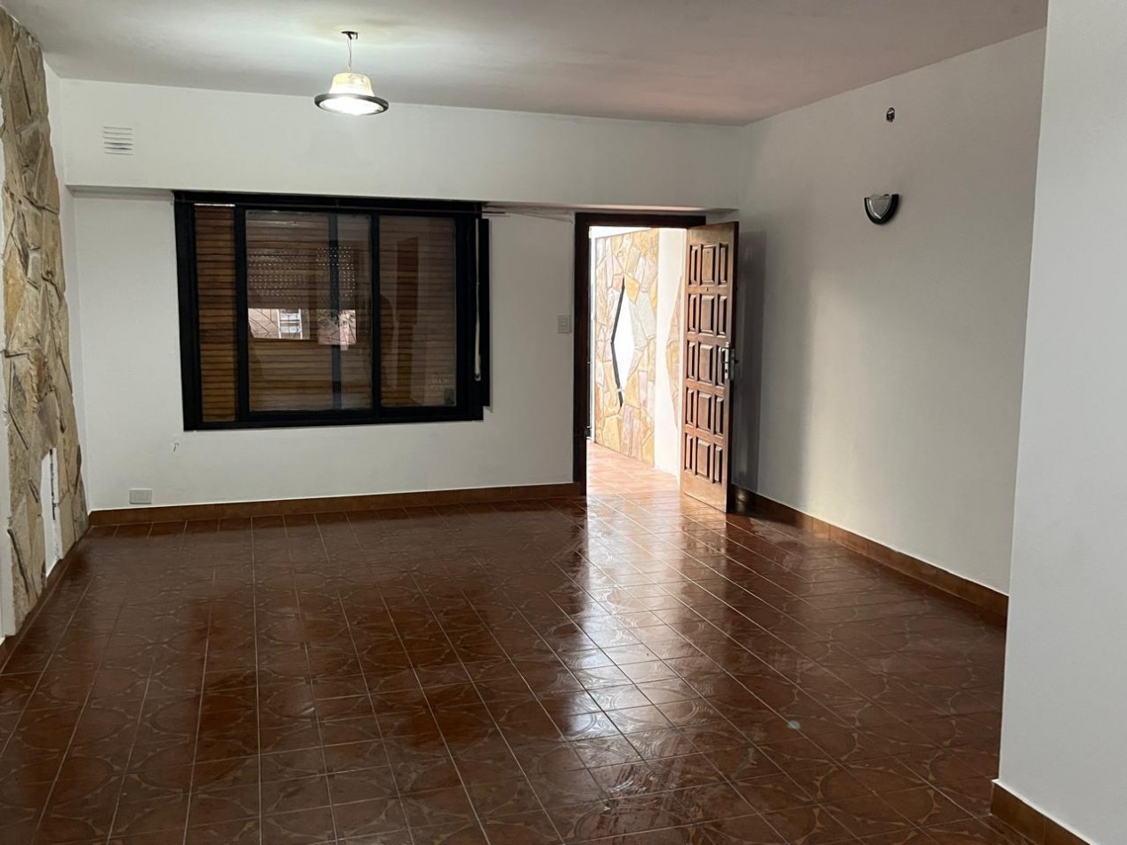 CASA 3 AMBIENTES c/ COCHERA, PATIO y TERRAZA