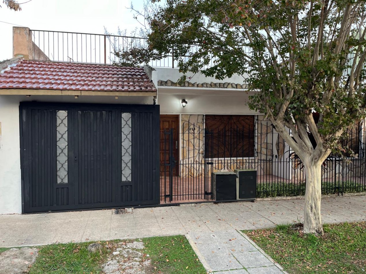 CASA 3 AMBIENTES c/ COCHERA, PATIO y TERRAZA